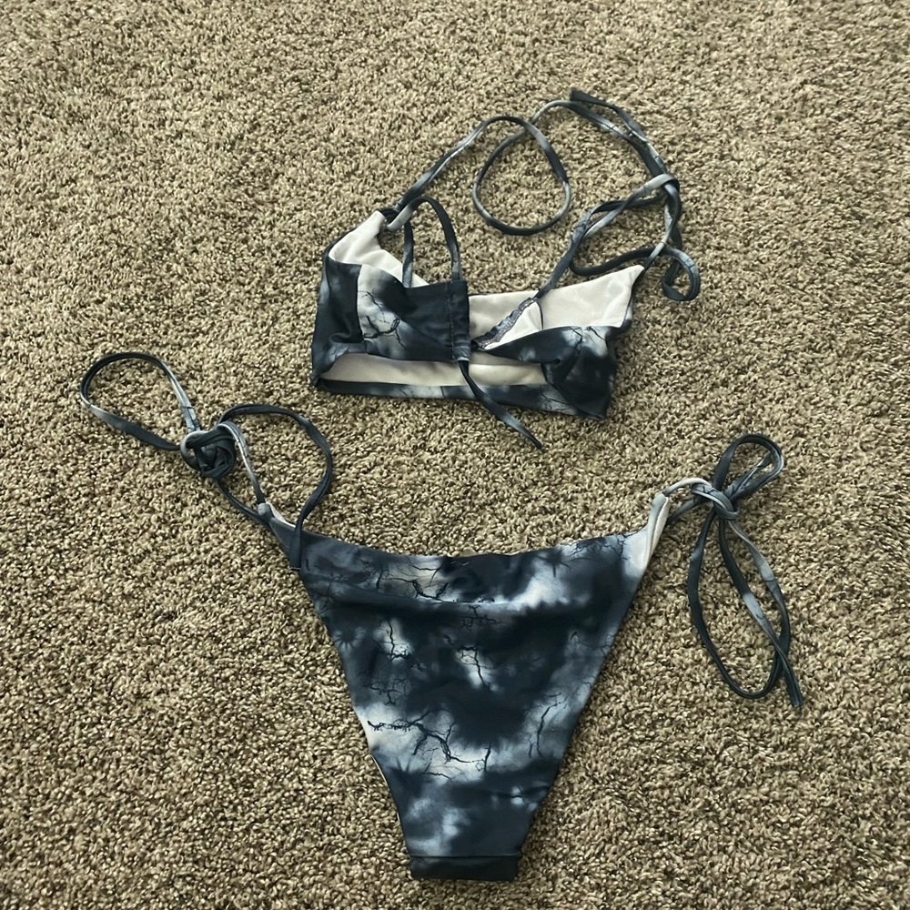 Bikini - Picture 3 of 3
